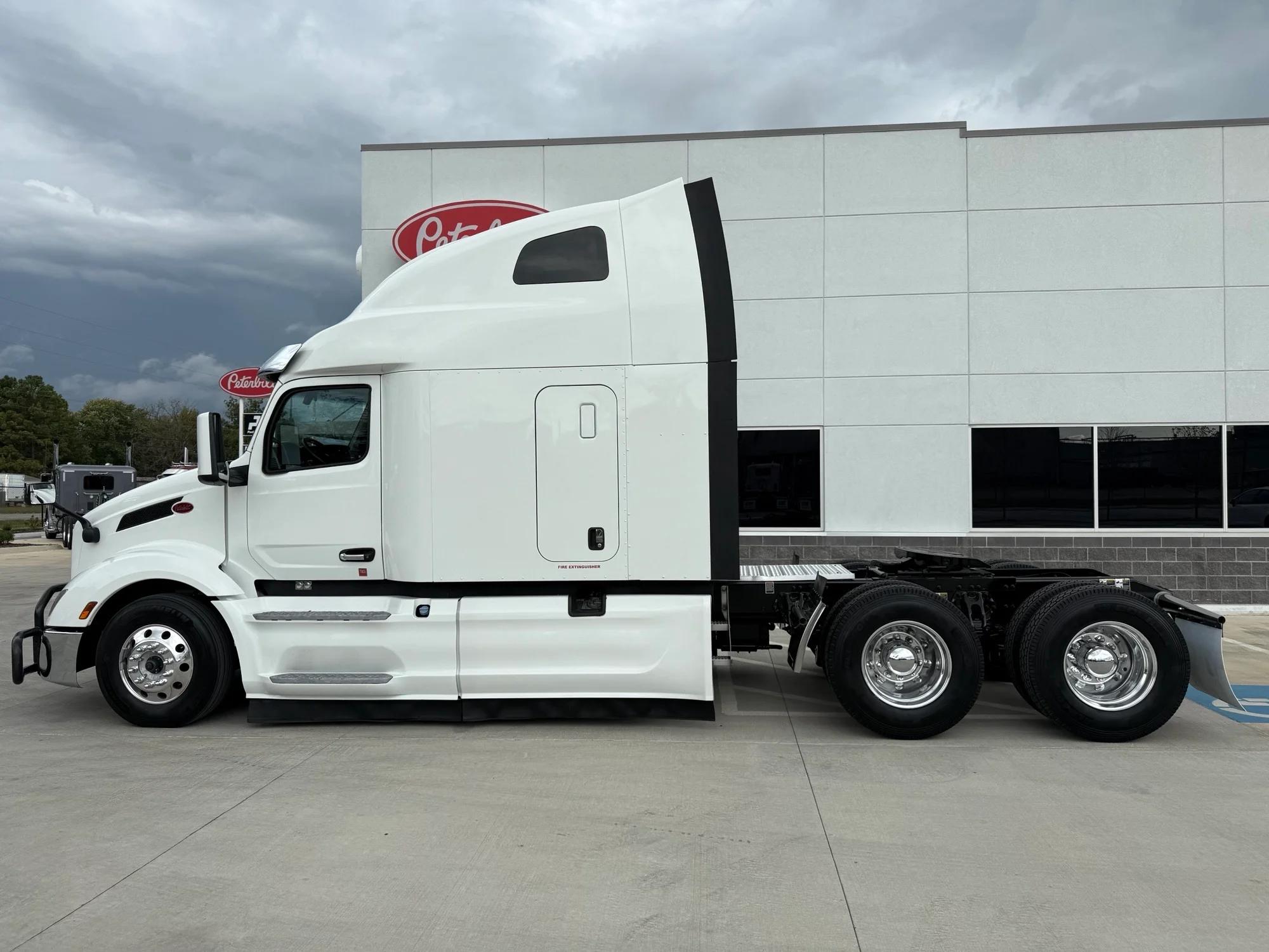 2023 Peterbilt 579 in Cincinnati, OH — photo 2