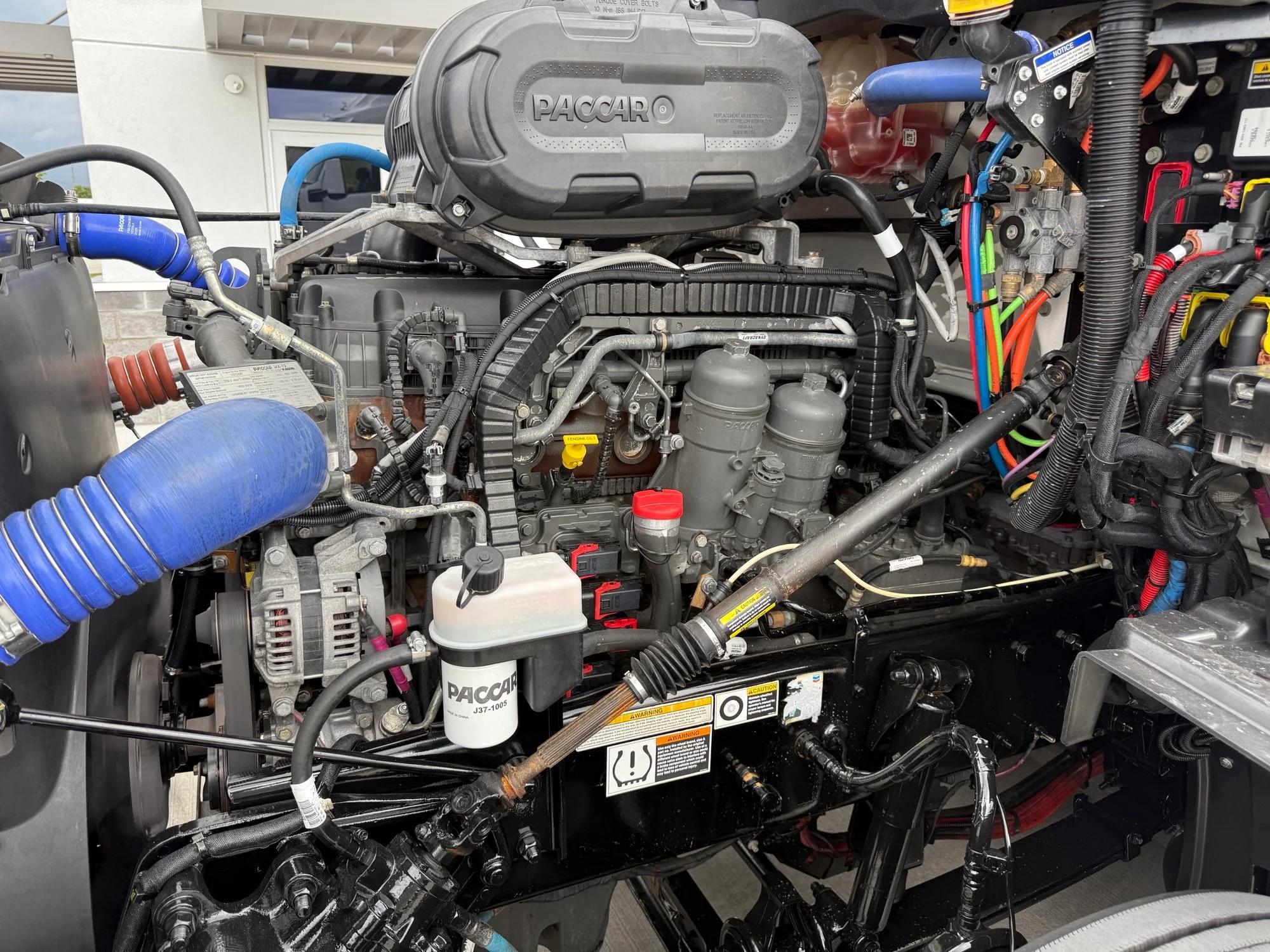 2023 Peterbilt 579 in Cincinnati, OH — photo 9