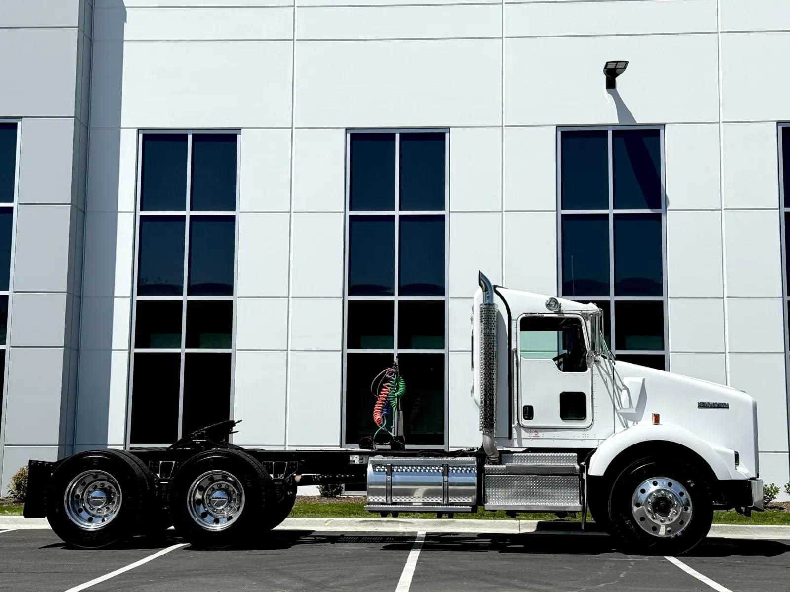 2020 Kenworth T800 in New Lenox, IL — photo 3