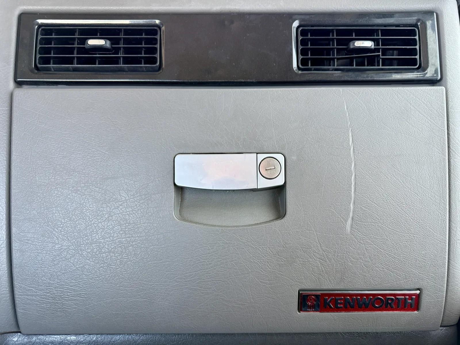 2020 Kenworth T800 in New Lenox, IL — photo 19