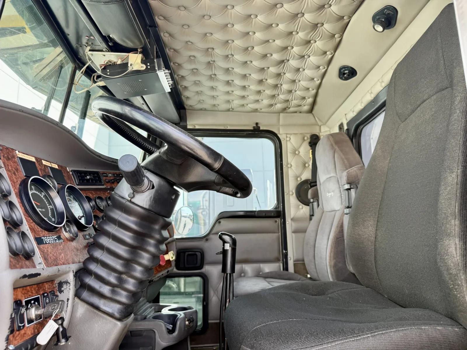 2005 Kenworth W900 in New Lenox, IL — photo 14