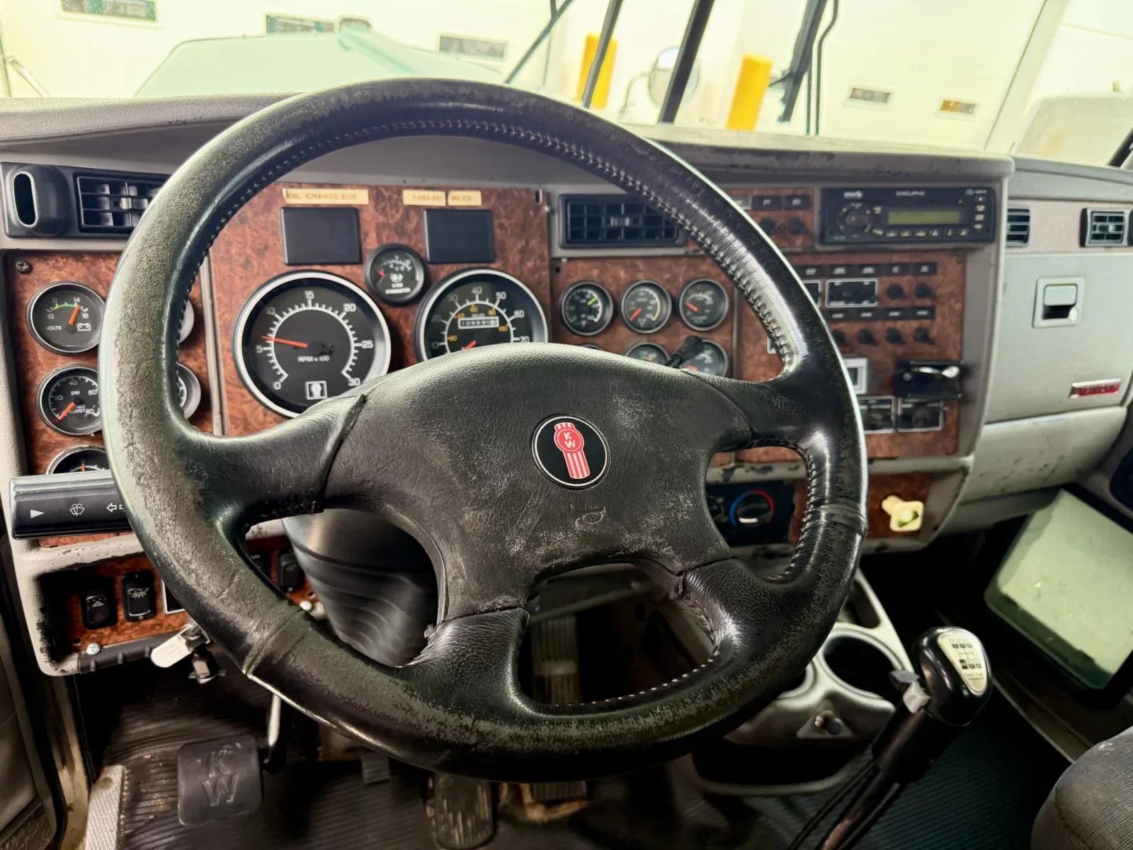 2005 Kenworth W900 in New Lenox, IL — photo 15