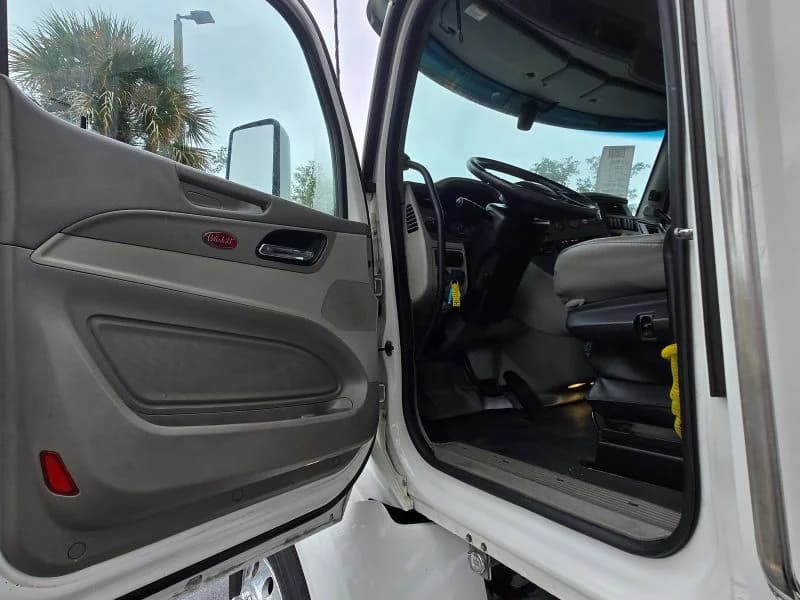 2022 Peterbilt 567 in Fort Lauderdale, FL — photo 3