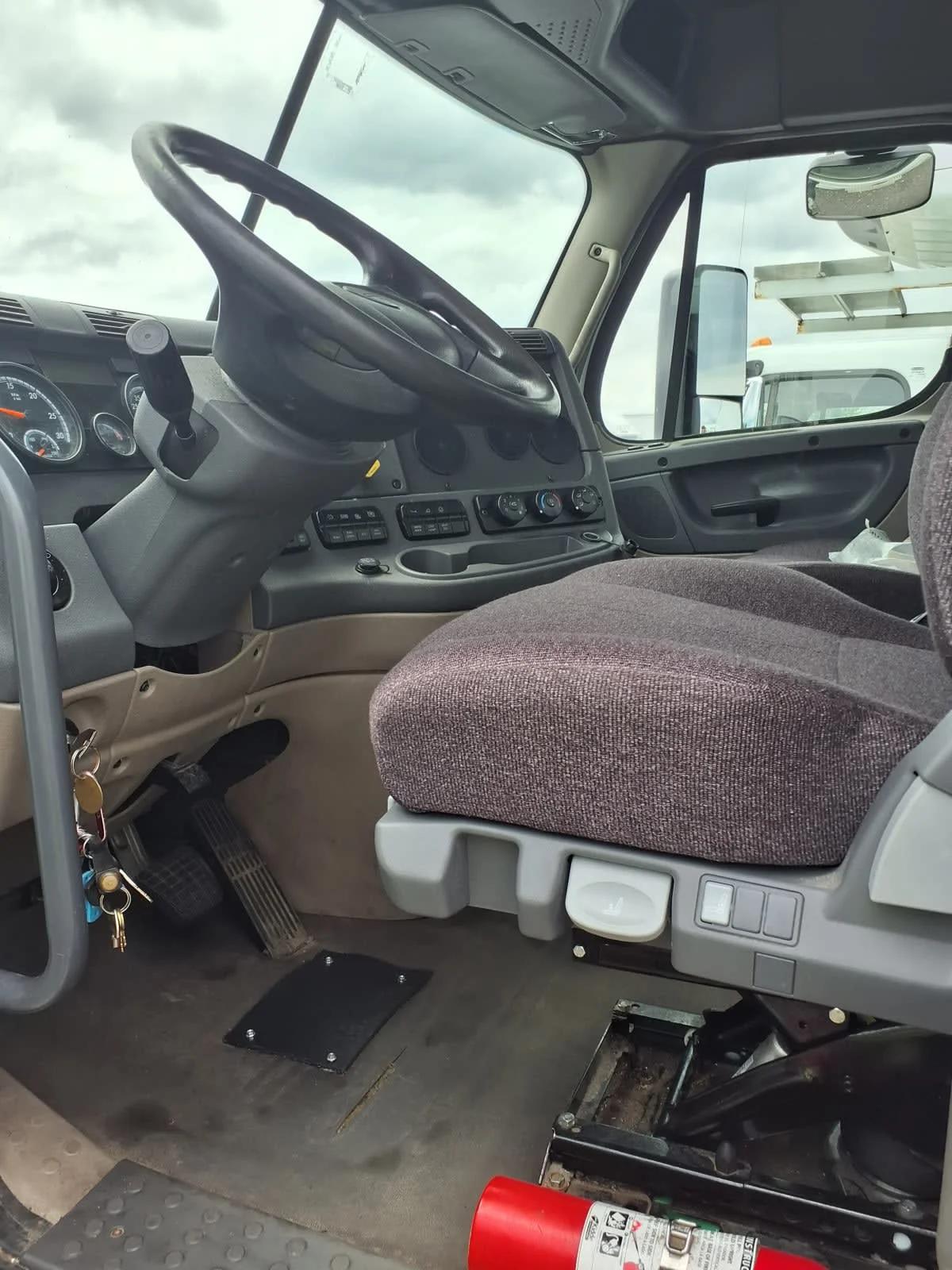 2018 Freightliner Cascadia in Taylor, MI — photo 7