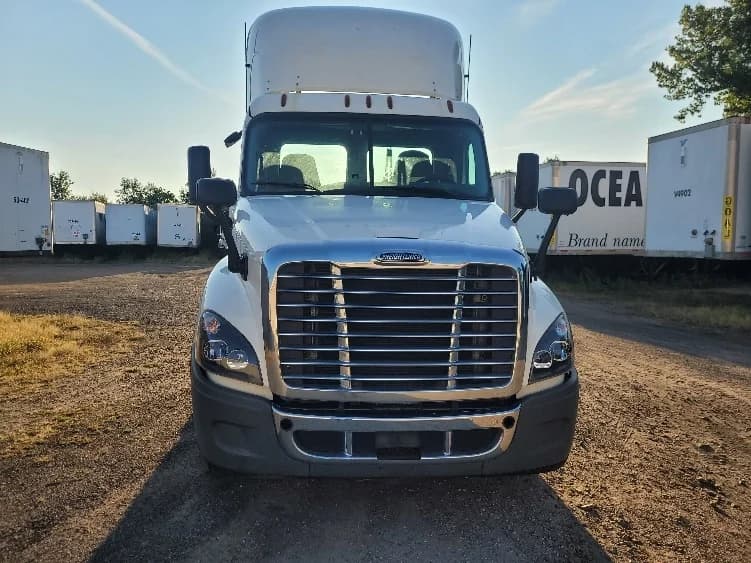 2019 Freightliner Cascadia in Fitchburg, MA — photo 2