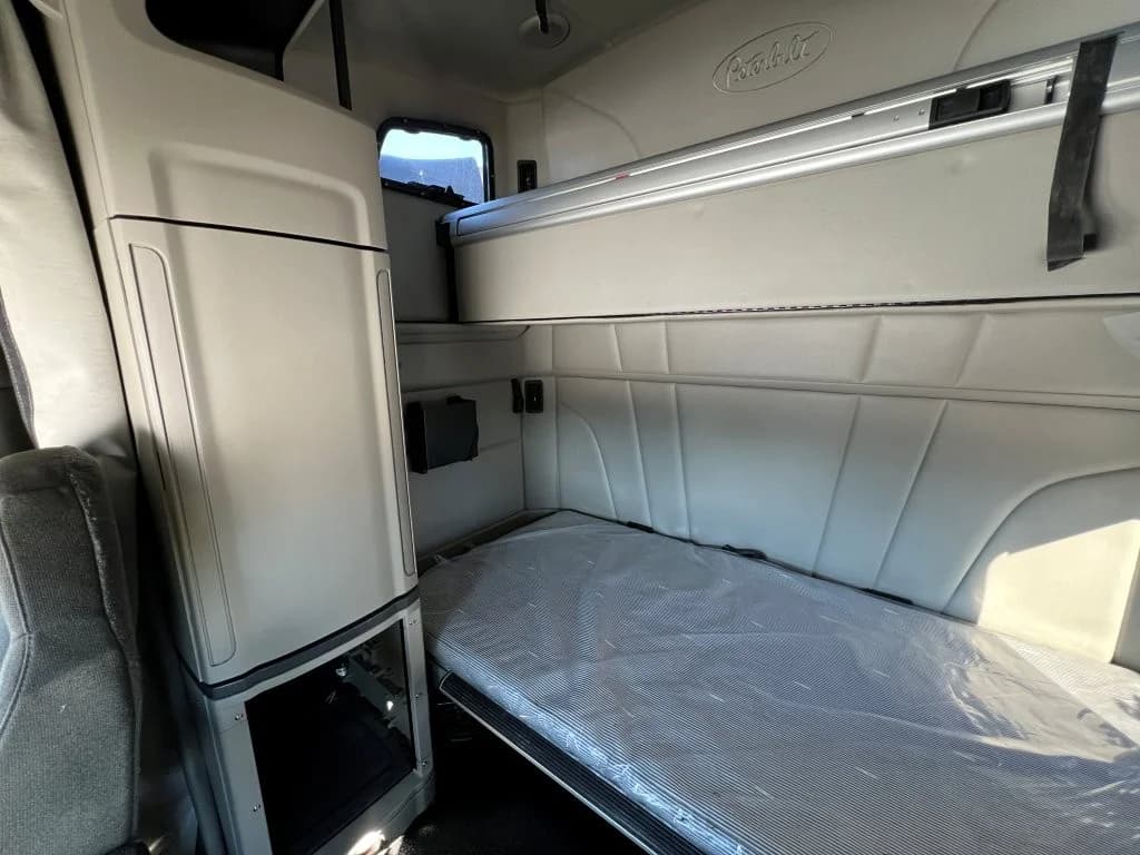 2022 Peterbilt 579 in Springfield, MO — photo 15