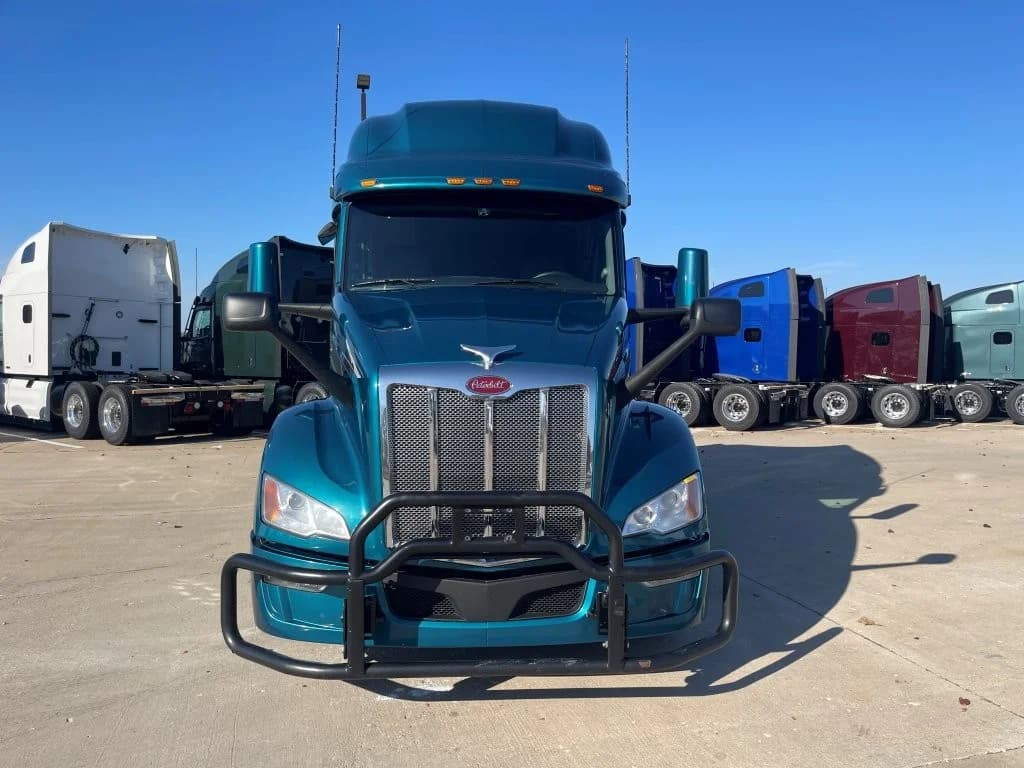 2023 Peterbilt 579 in Evansville, IN — photo 9