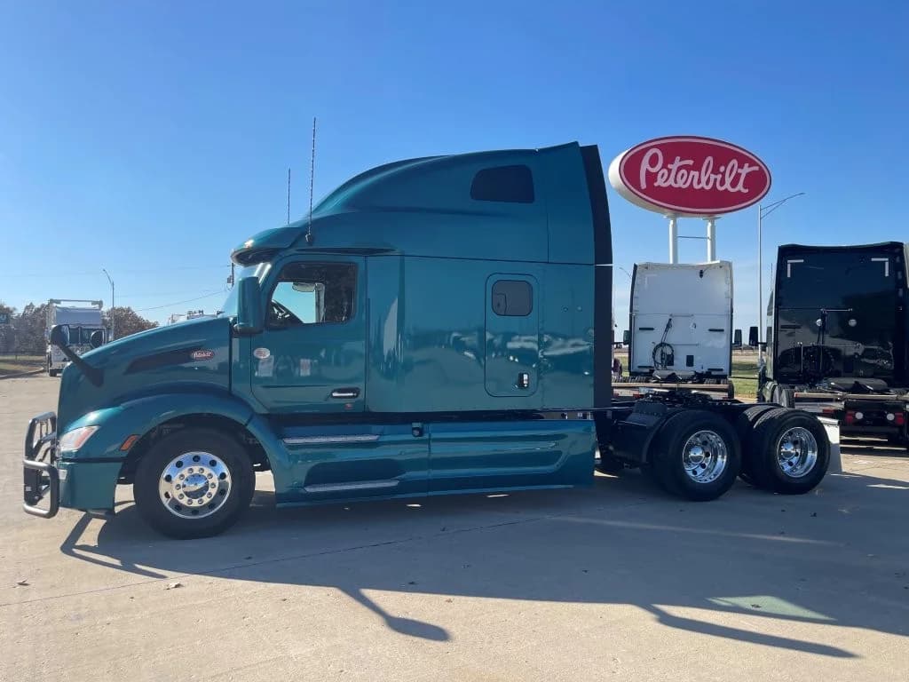2023 Peterbilt 579 in Evansville, IN — photo 2