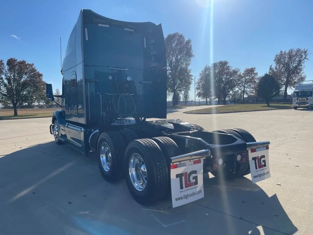 2023 Peterbilt 579 in Evansville, IN — photo 4