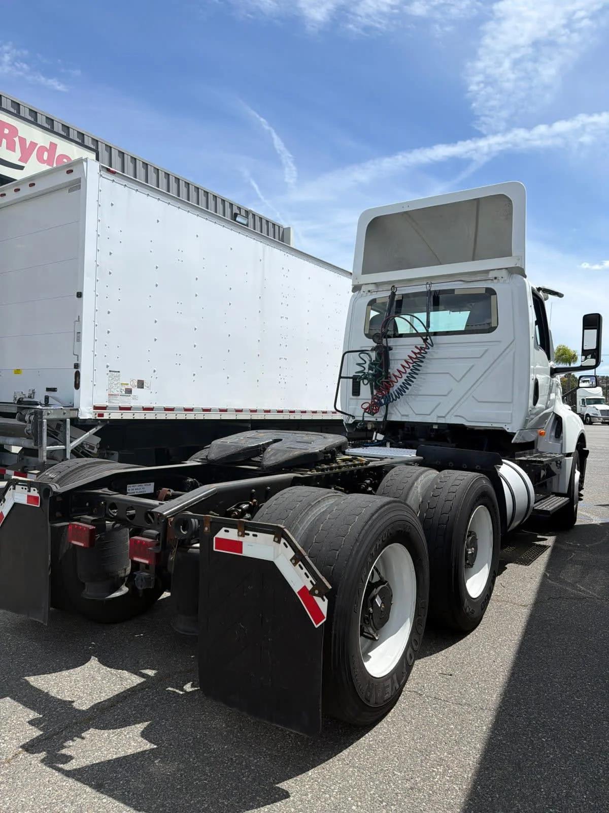 2019 International LT in Pomona, CA — photo 4