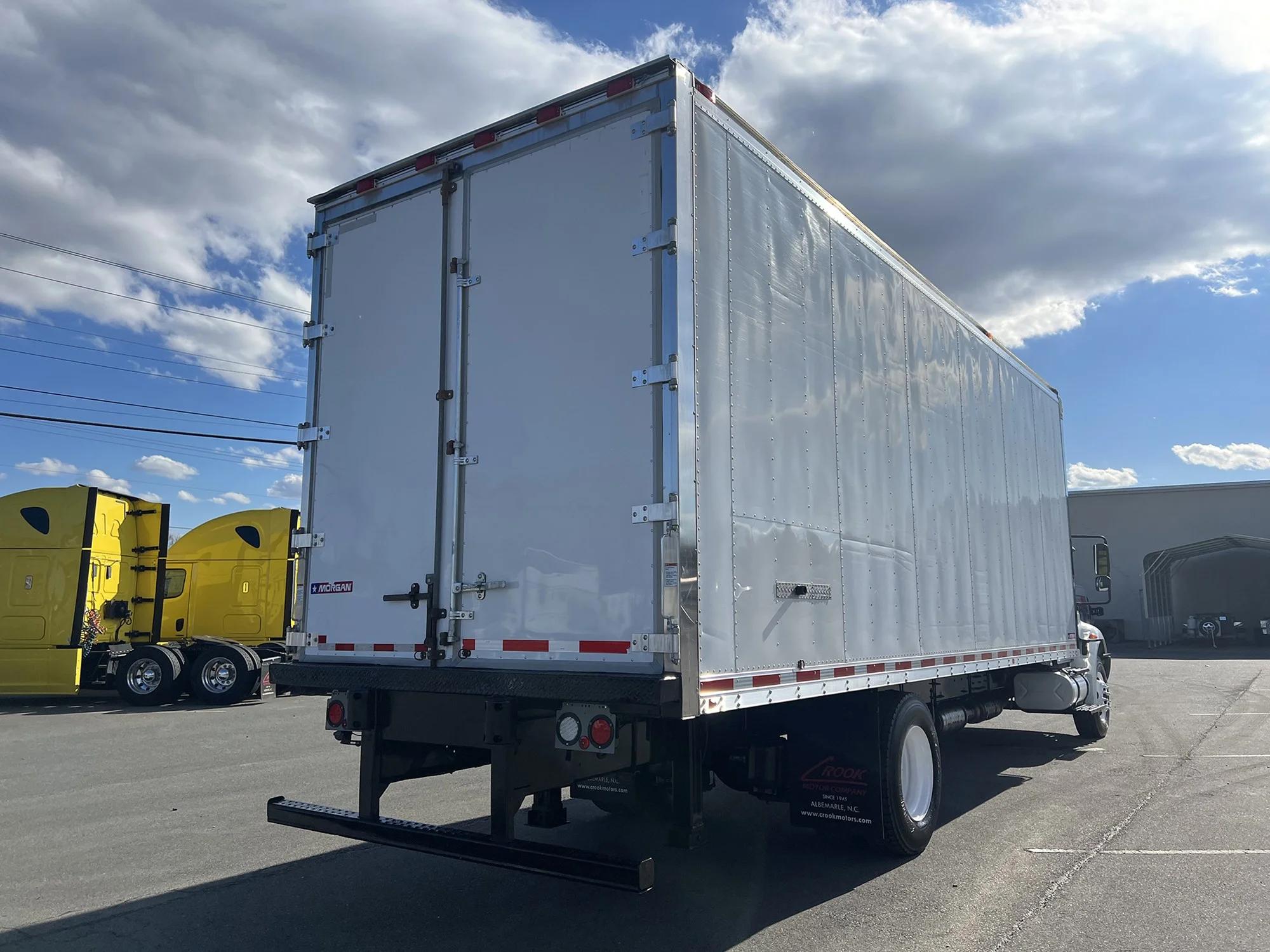 2017 International 4300 — photo 4