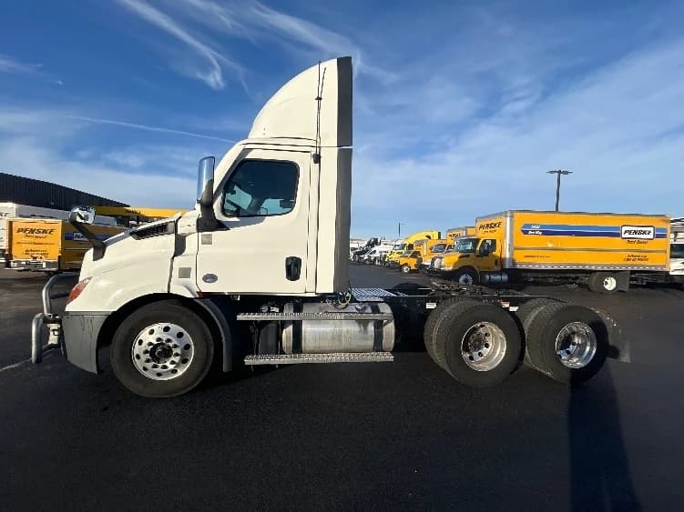 2022 Freightliner Cascadia in Lowell, AR — photo 4