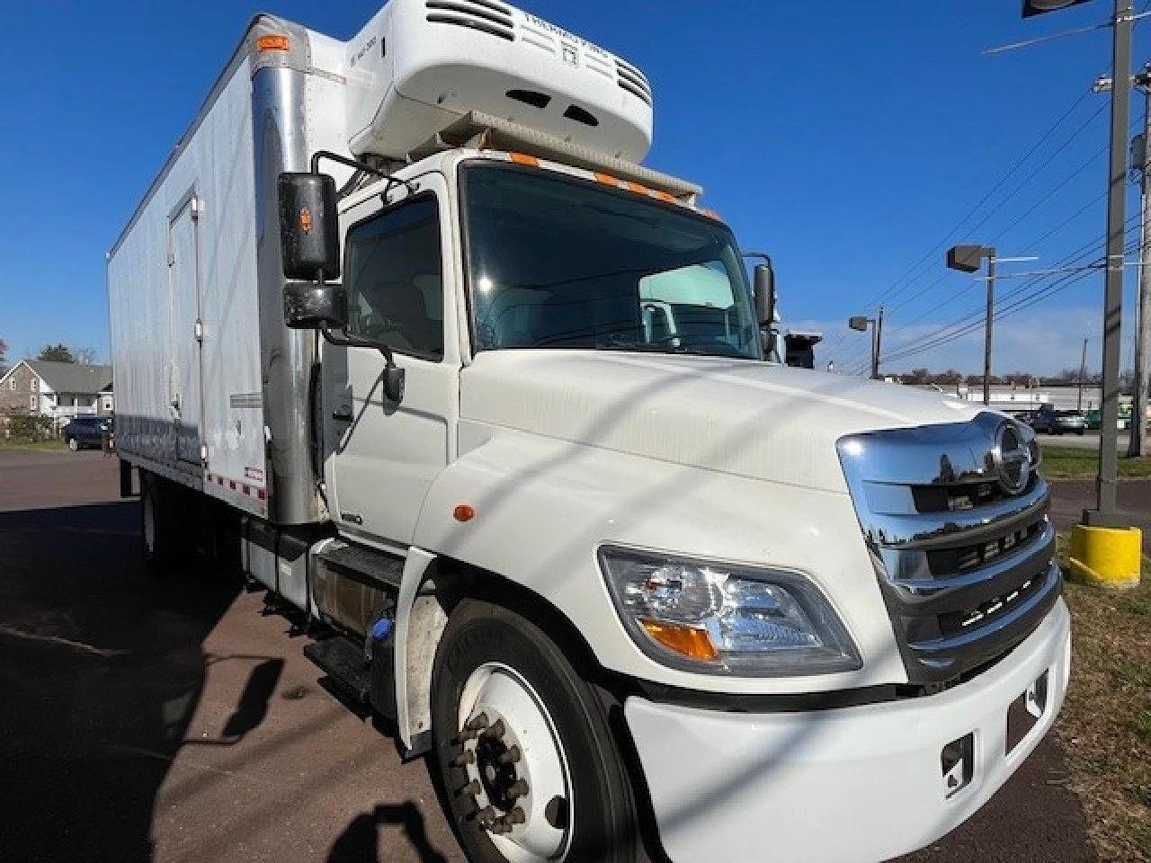 2013 Hino 268 — photo 2