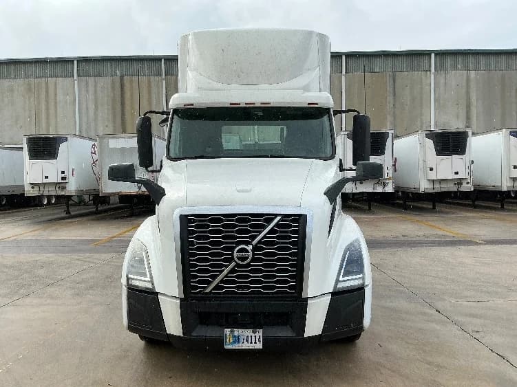 2020 Volvo VNL 300 in Bessemer, AL — photo 2