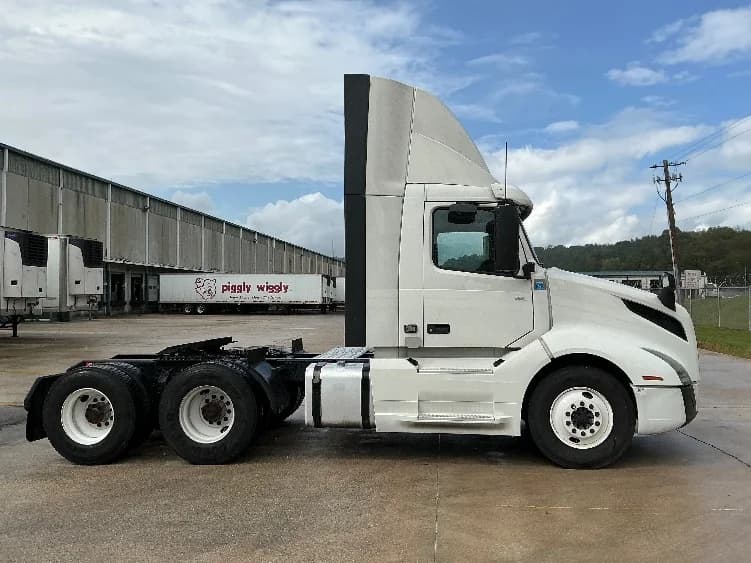 2020 Volvo VNL 300 in Bessemer, AL — photo 8
