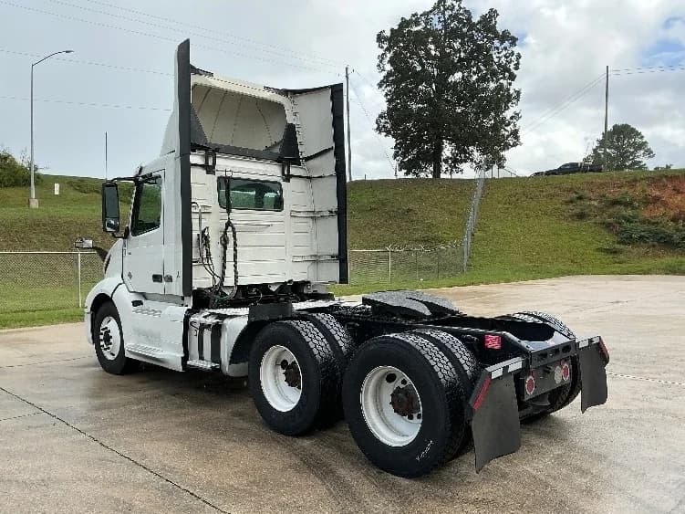 2020 Volvo VNL 300 in Bessemer, AL — photo 5