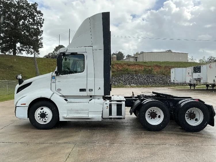 2020 Volvo VNL 300 in Bessemer, AL — photo 4