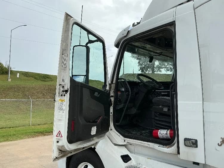 2020 Volvo VNL 300 in Bessemer, AL — photo 9