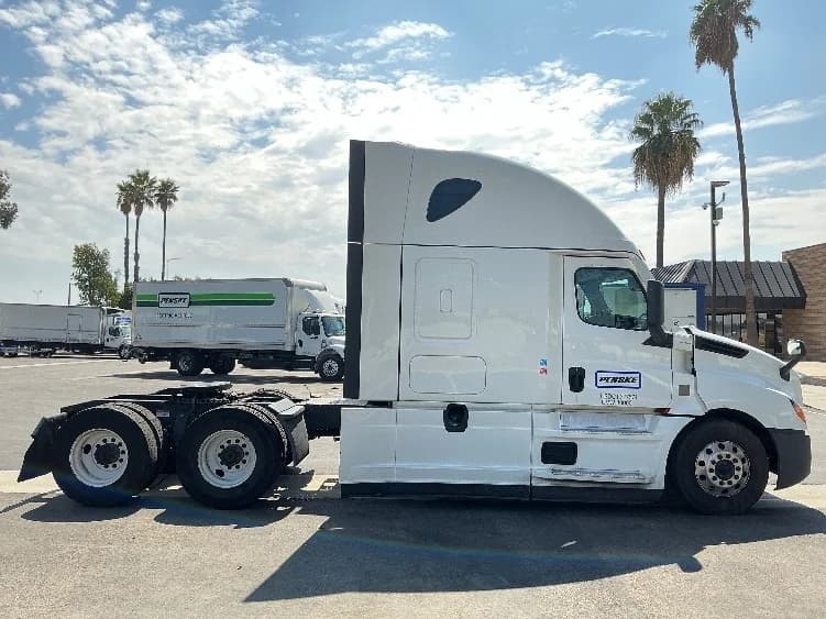 2023 Freightliner Cascadia in Fontana, CA — photo 8