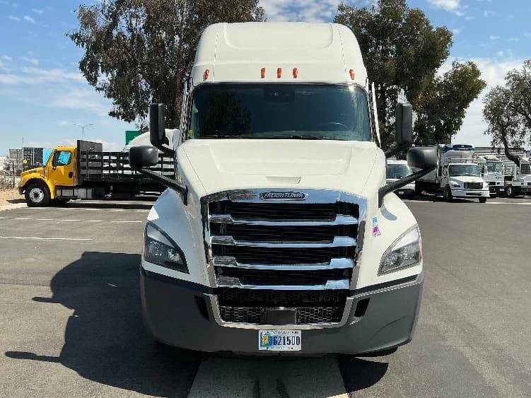 2023 Freightliner Cascadia in Fontana, CA — photo 2