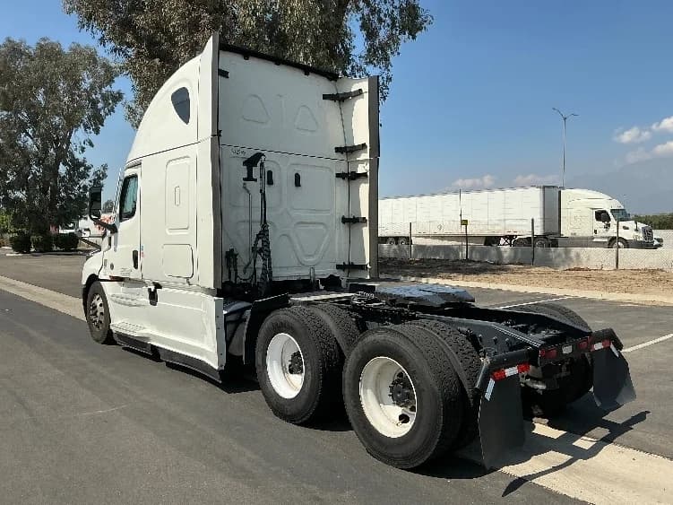 2023 Freightliner Cascadia in Fontana, CA — photo 5