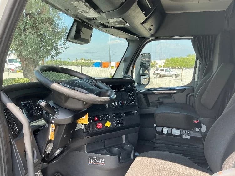 2023 Freightliner Cascadia in Fontana, CA — photo 10