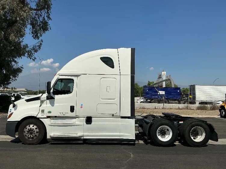 2023 Freightliner Cascadia in Fontana, CA — photo 4