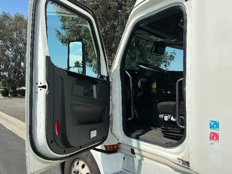 2023 Freightliner Cascadia in Fontana, CA — photo 9