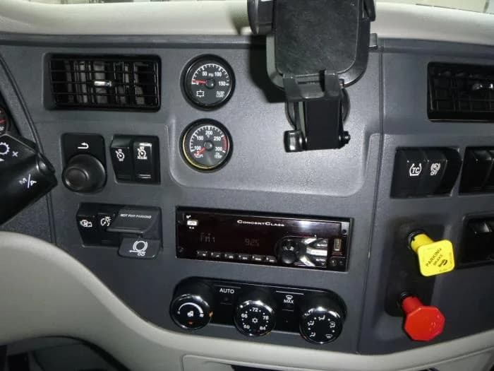 2020 Peterbilt 579 — photo 25