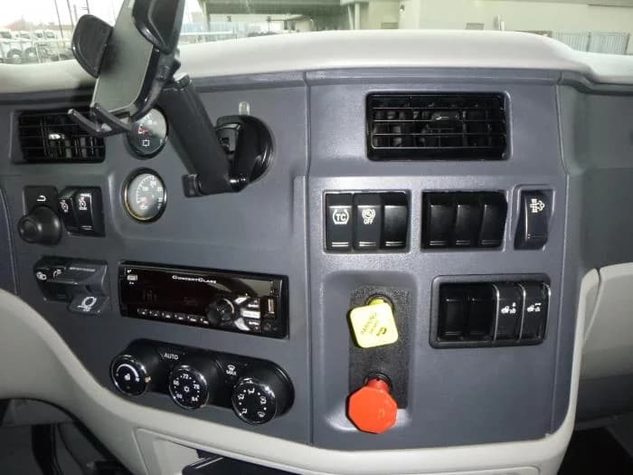 2020 Peterbilt 579 — photo 26