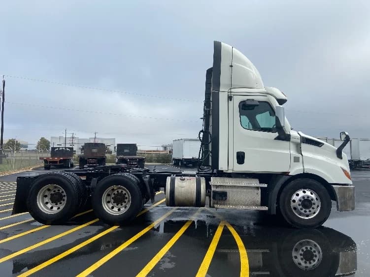 2021 Freightliner Cascadia in Houston, TX — photo 8