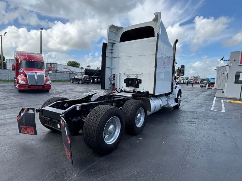 2017 Peterbilt 579 in Doral, FL — photo 15