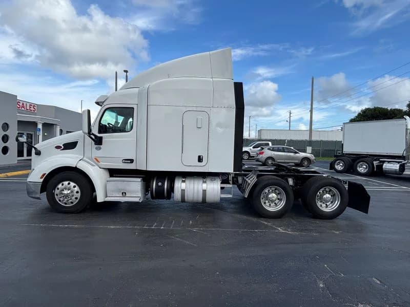 2017 Peterbilt 579 in Doral, FL — photo 9