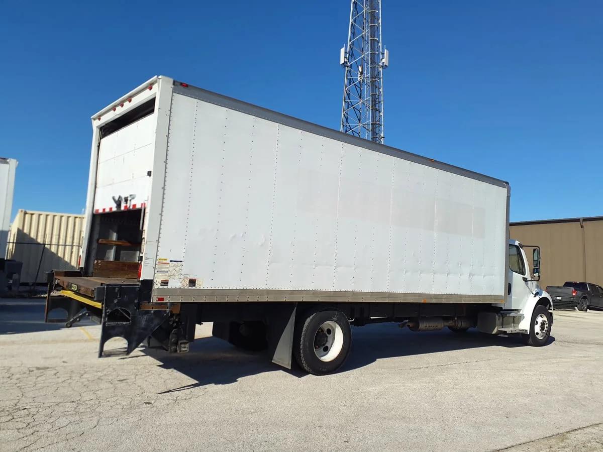 2015 Freightliner M2 106 in Fort Worth, TX — photo 4