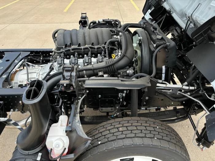 2025 Isuzu NRR in Sealy, TX — photo 9