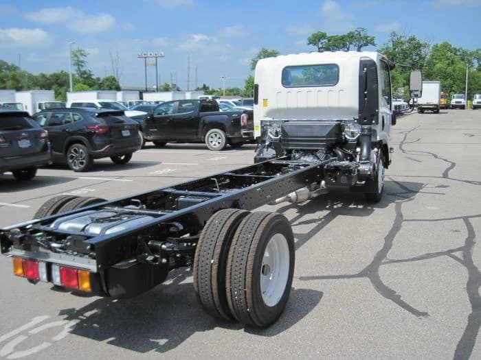 2025 Isuzu NRR in Sealy, TX — photo 7