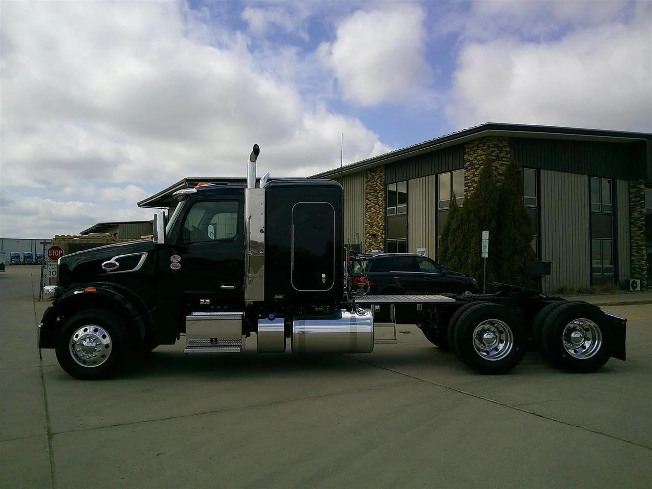 2027 Peterbilt 567 in Fargo, ND — photo 3