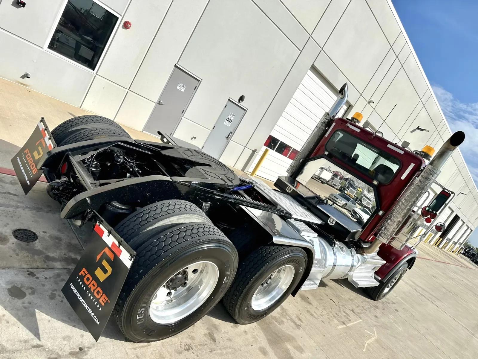 2018 Peterbilt 389 in Hutchins, TX — photo 11