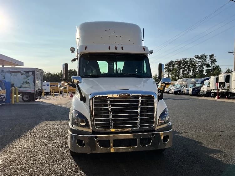 2018 Freightliner Cascadia in Sterling, VA — photo 2