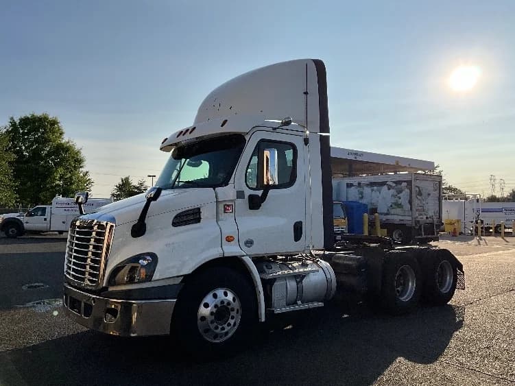 2018 Freightliner Cascadia in Sterling, VA — photo 3