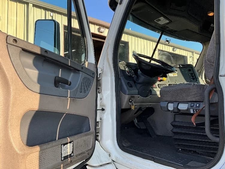 2018 Freightliner Cascadia in Sterling, VA — photo 9