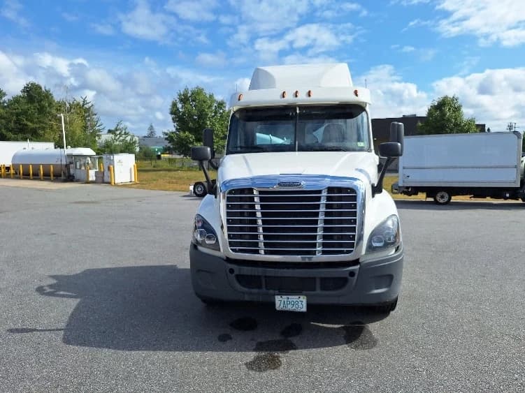 2018 Freightliner Cascadia in Londonderry, NH — photo 2