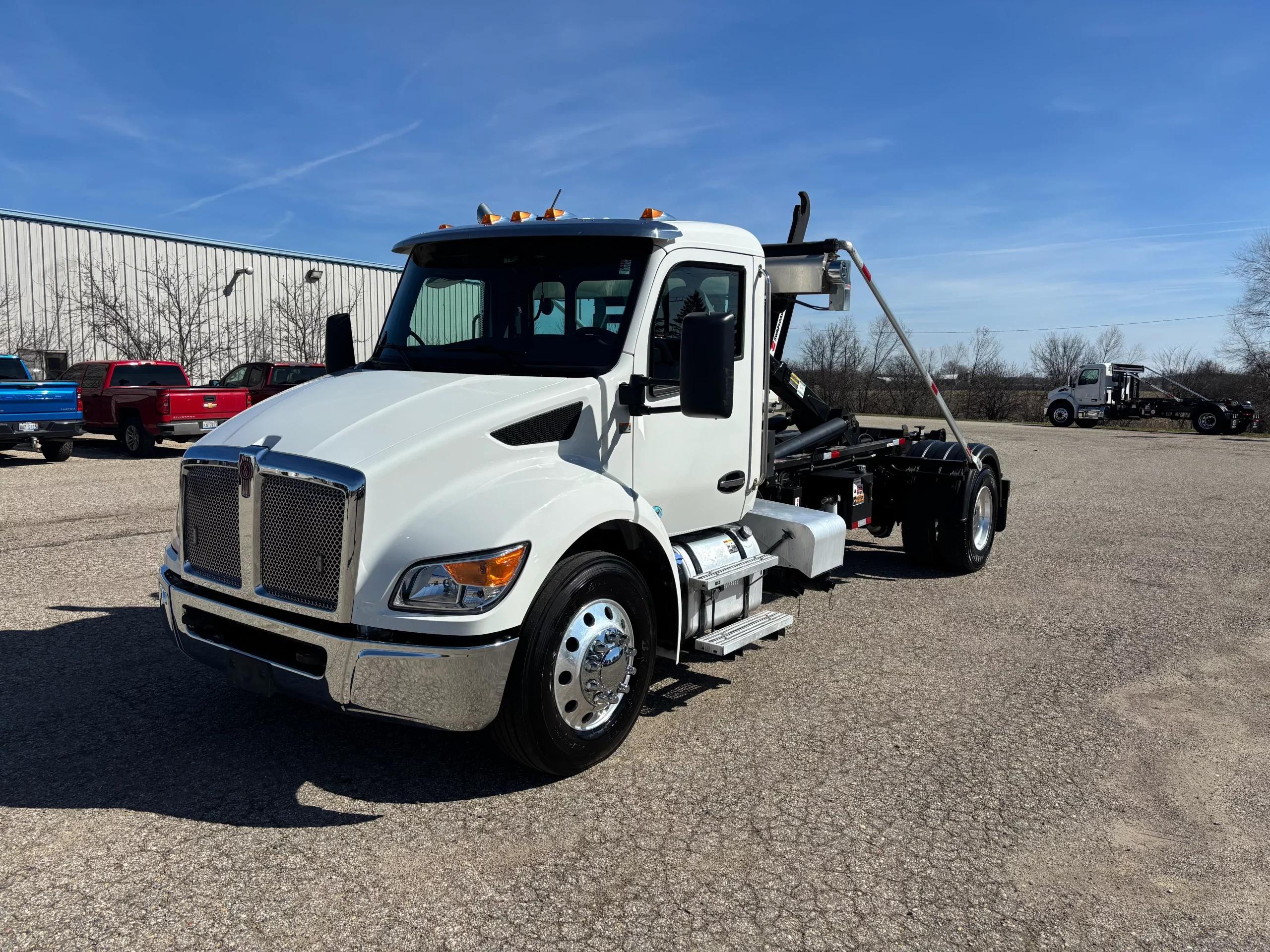 2025 Kenworth T280 — photo 3