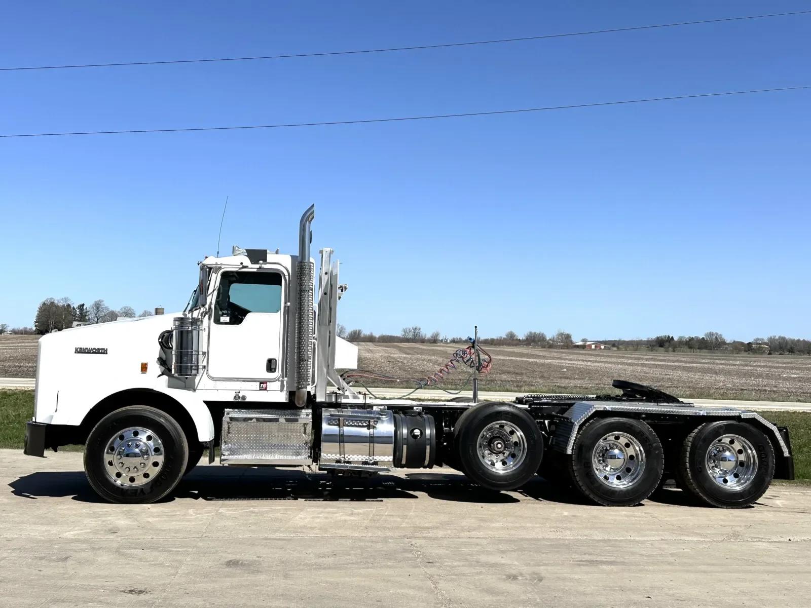 2011 Kenworth T800 in New Lenox, IL — photo 4