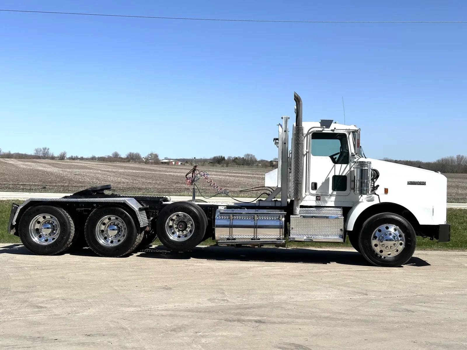 2011 Kenworth T800 in New Lenox, IL — photo 3