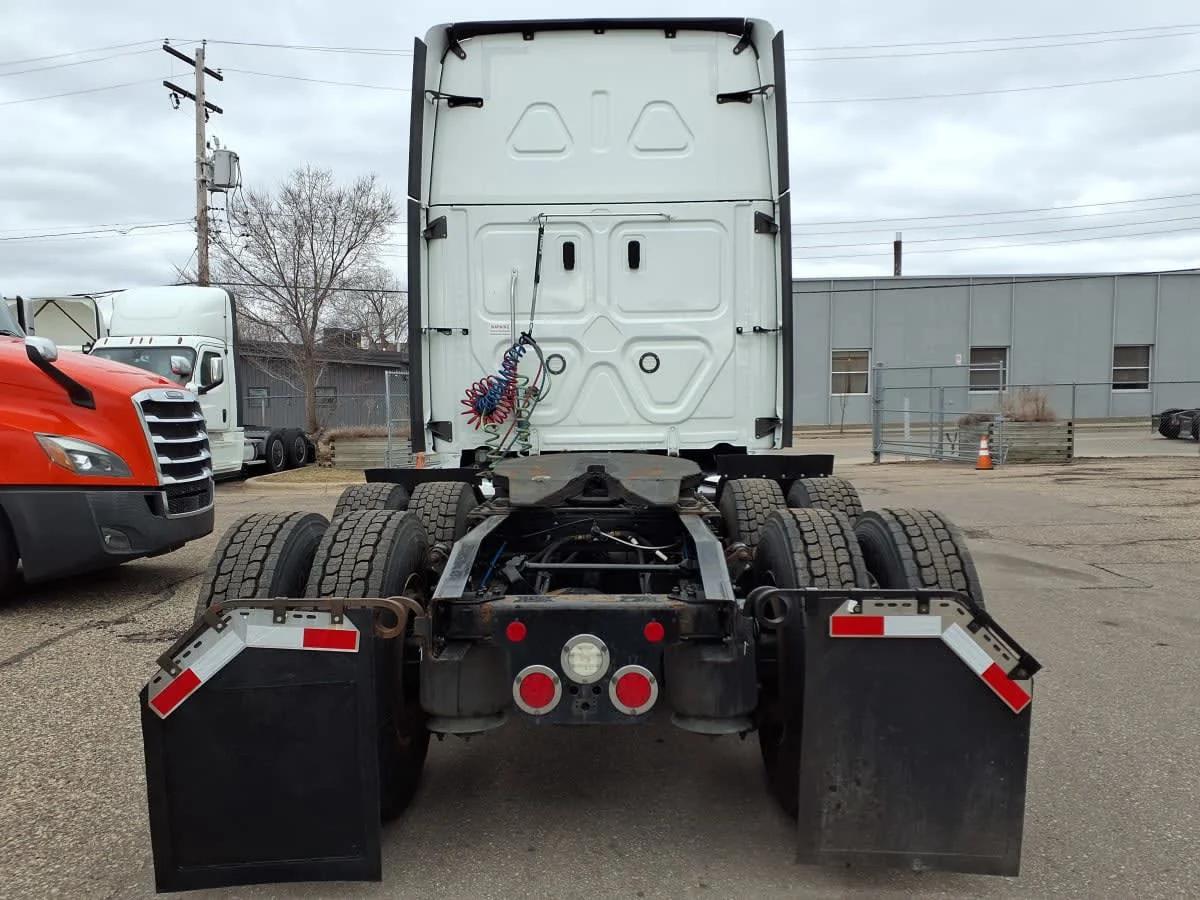 2022 Freightliner Cascadia in Minneapolis, MN — photo 5