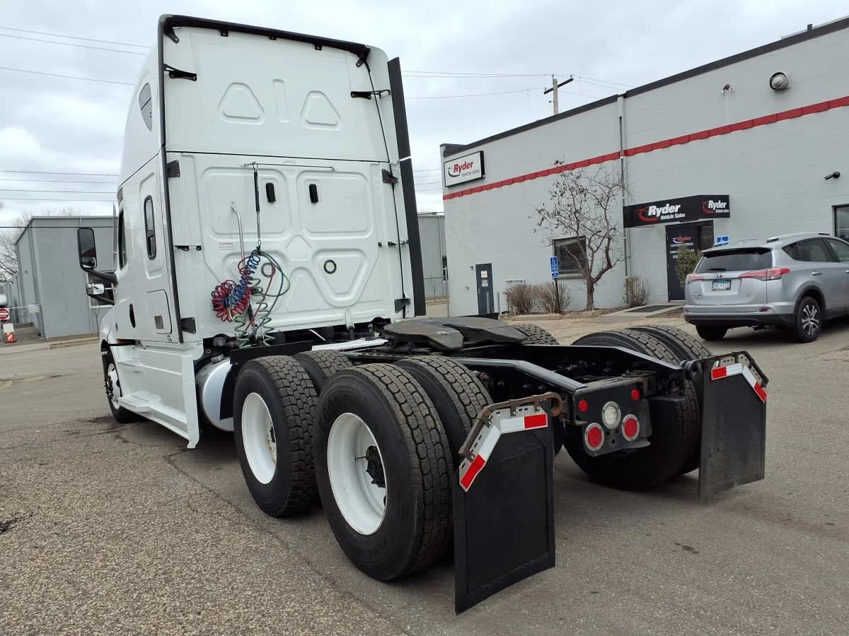 2022 Freightliner Cascadia in Minneapolis, MN — photo 6