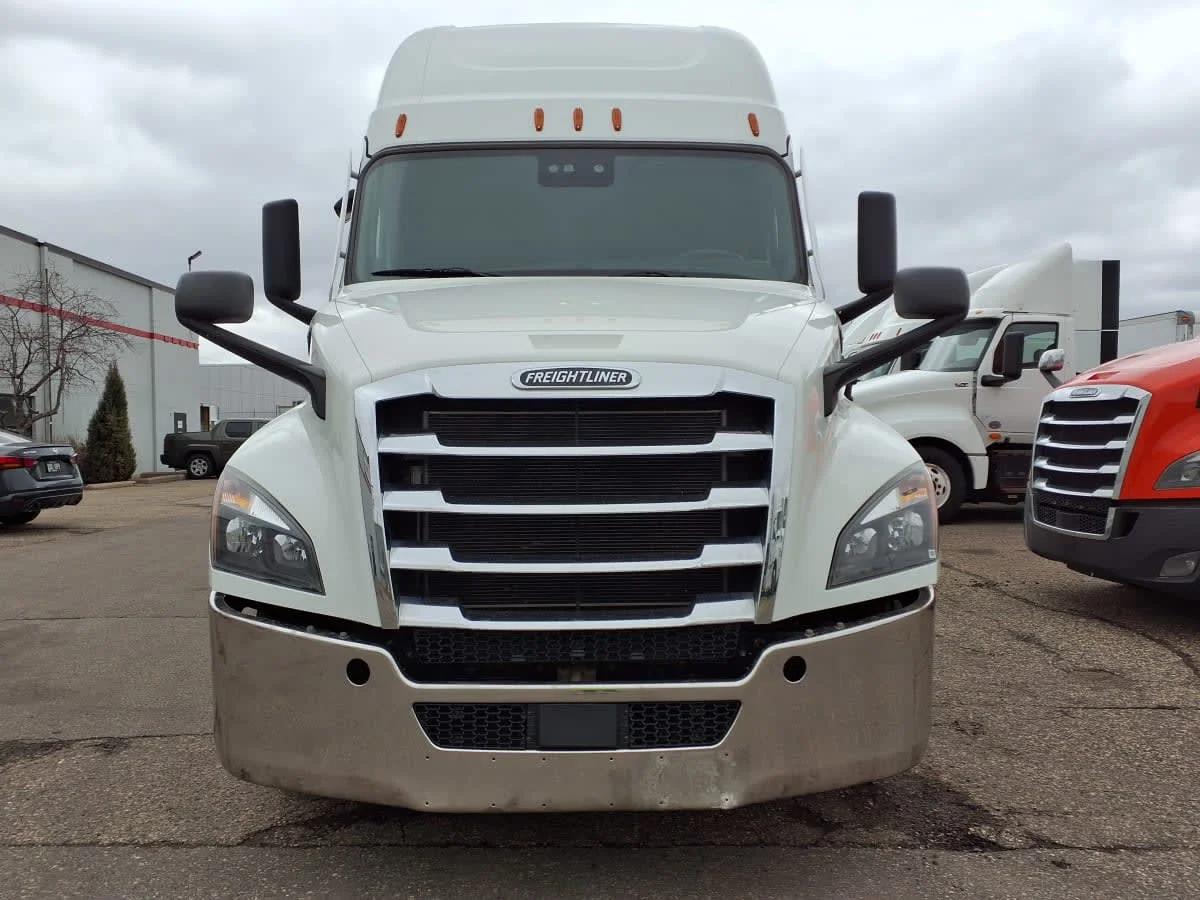 2022 Freightliner Cascadia in Minneapolis, MN — photo 2