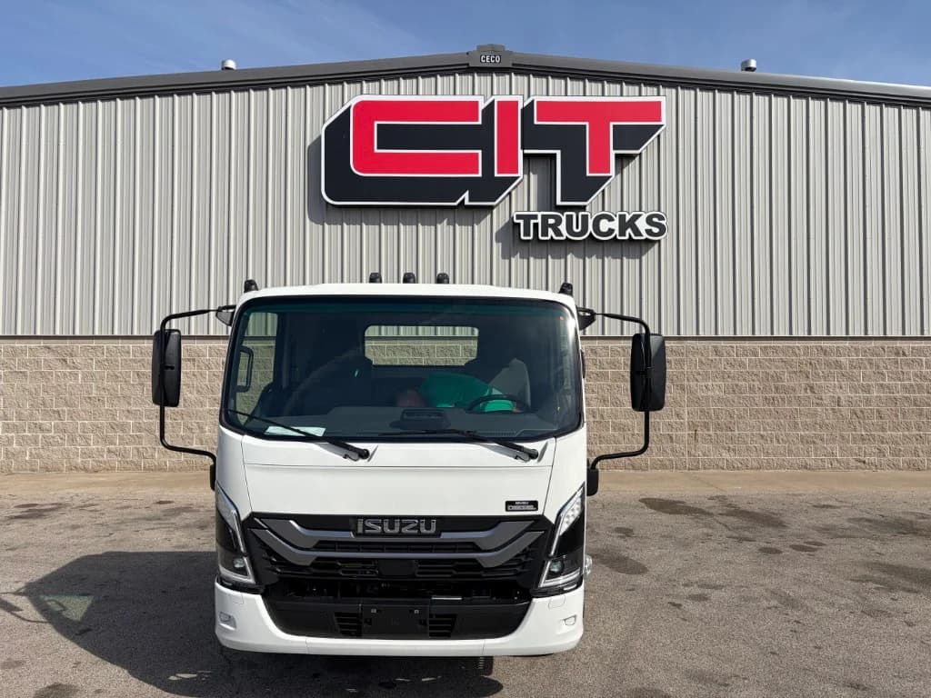 2025 Isuzu in Morton, IL — photo 2