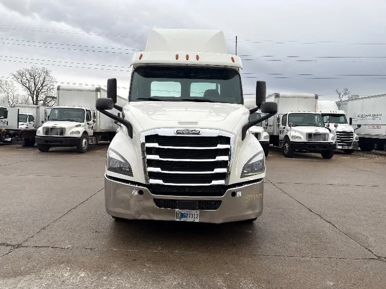 2020 Freightliner Cascadia in Allen Park, MI — photo 2